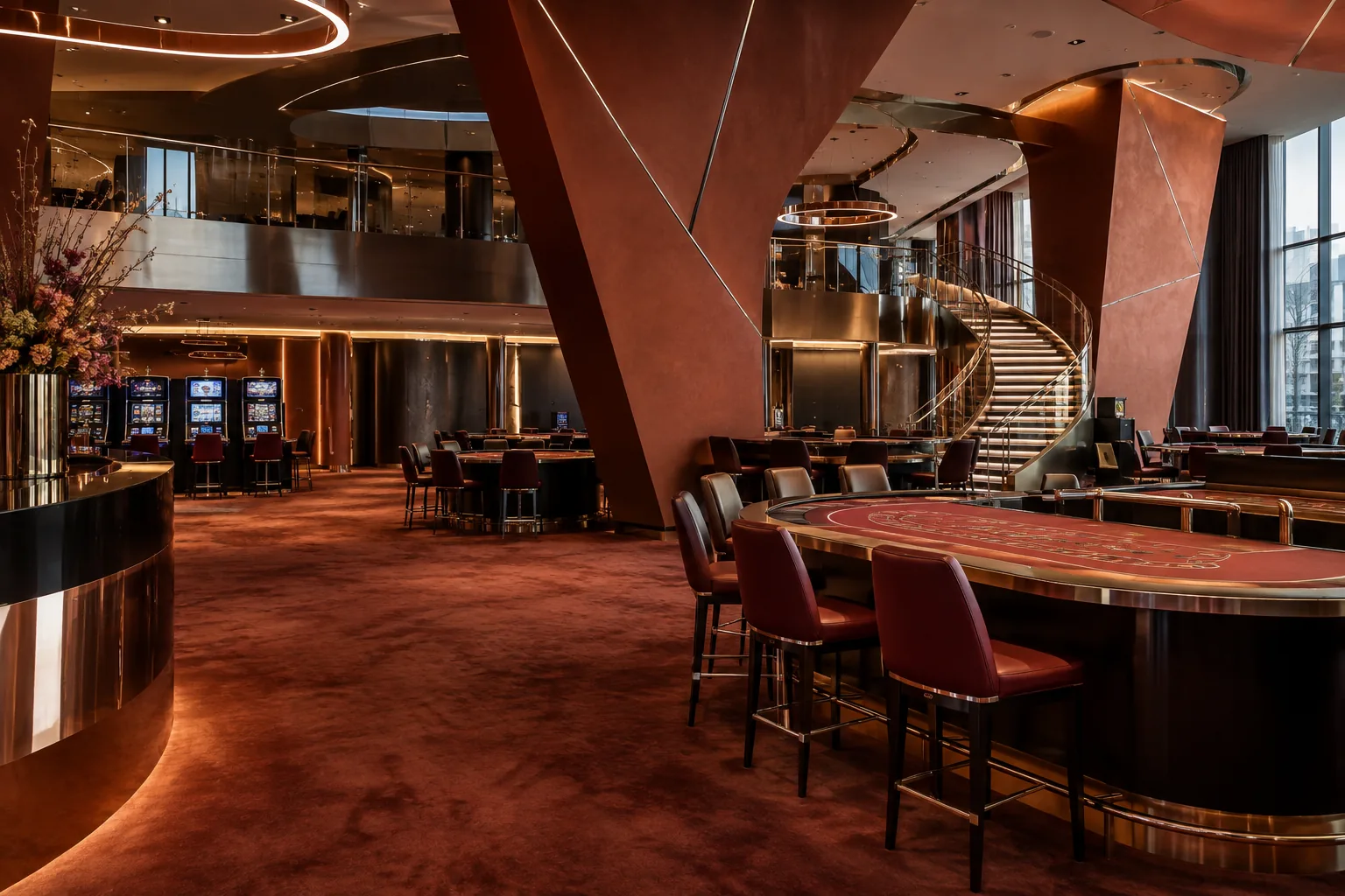 Architectonische casinoruimte met geometrische vormen en terracotta accenten